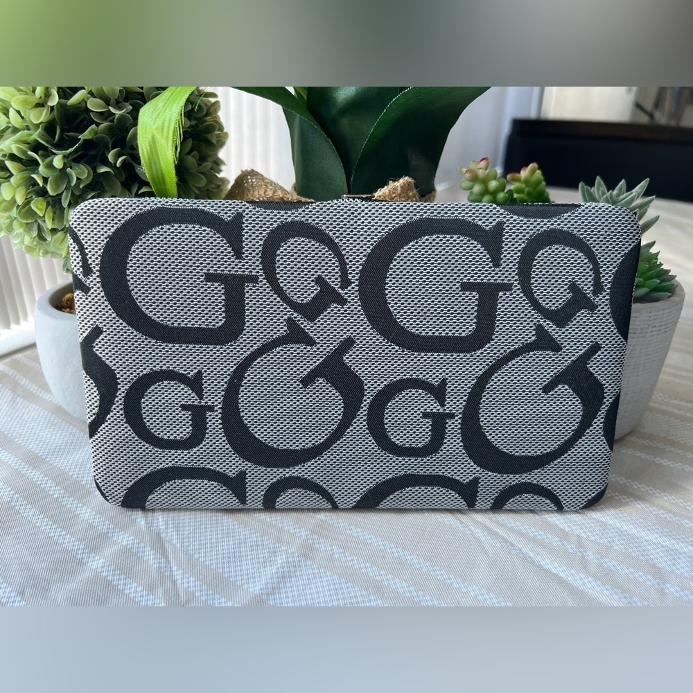 🌸4/$25 Black/White “G” snap wallet/clutch
